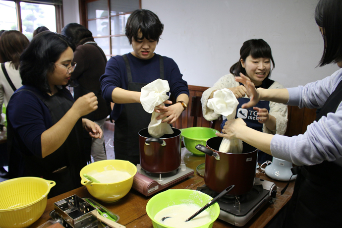 三豊産「にがり」で豆腐づくり