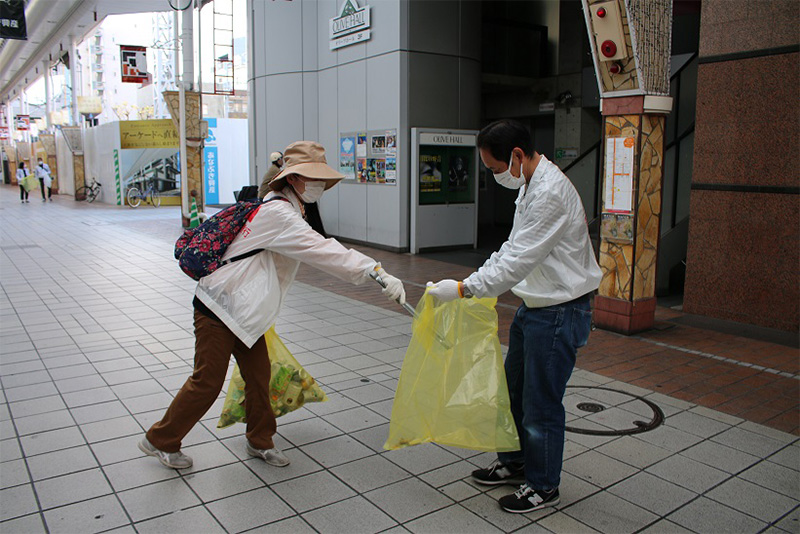 地域の環境美化活動に参加